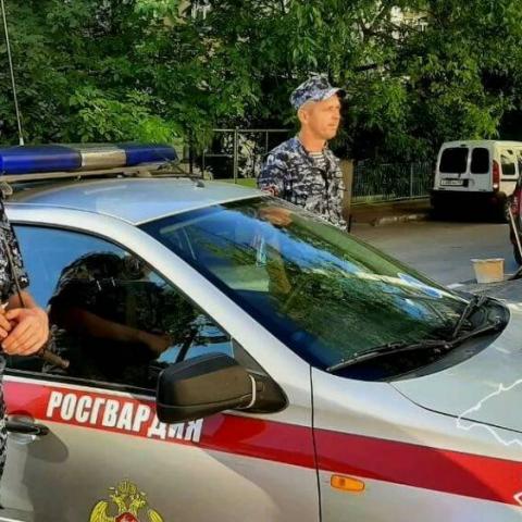 Мужчина в Севастополе повредил несколько внедорожников и угрожал прохожим